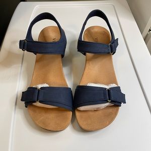 Vionic Adelaide in navy, size 7 wide